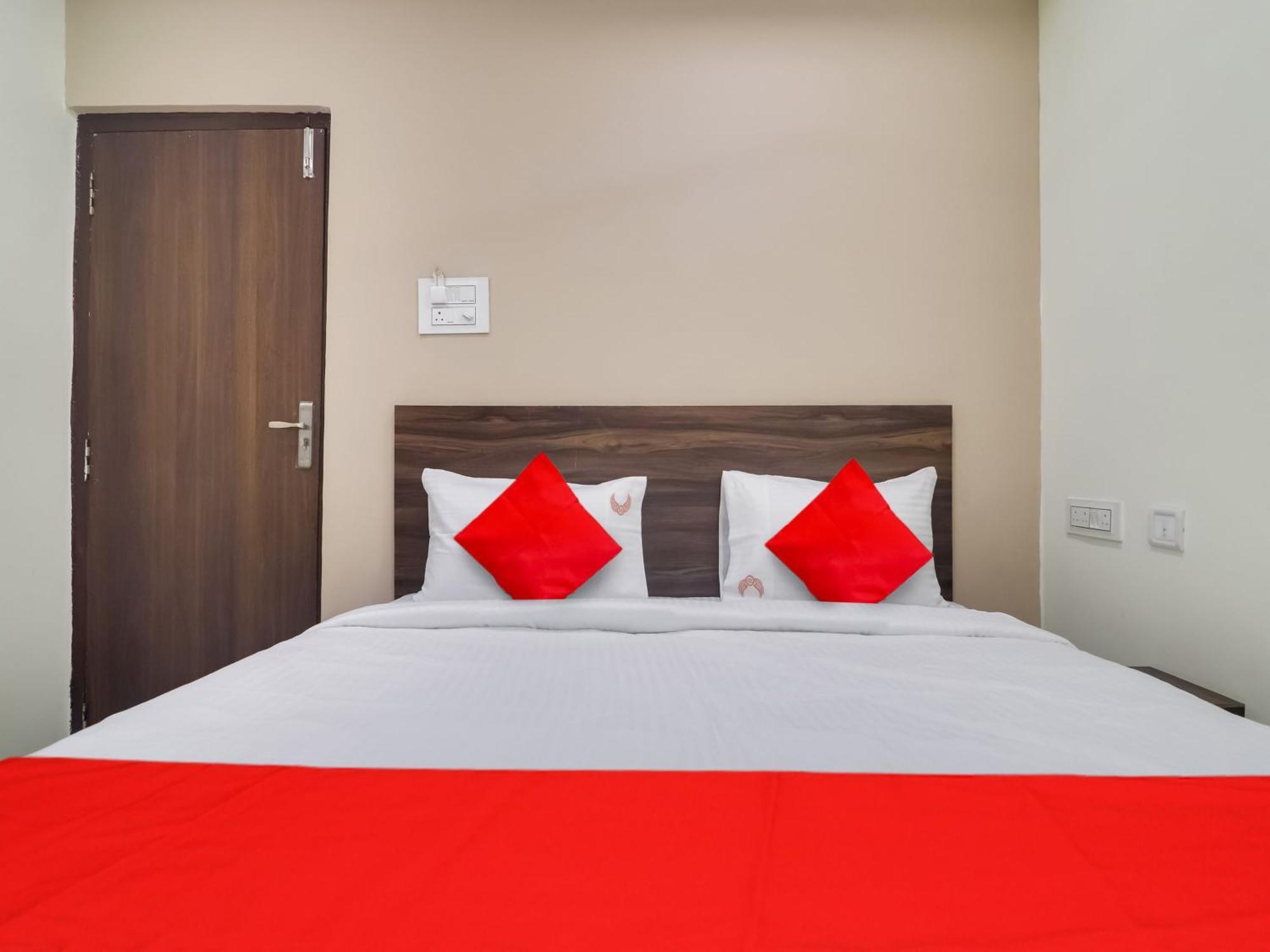 Hotel O Red Stone Hotels Hyderabad Bagian luar foto