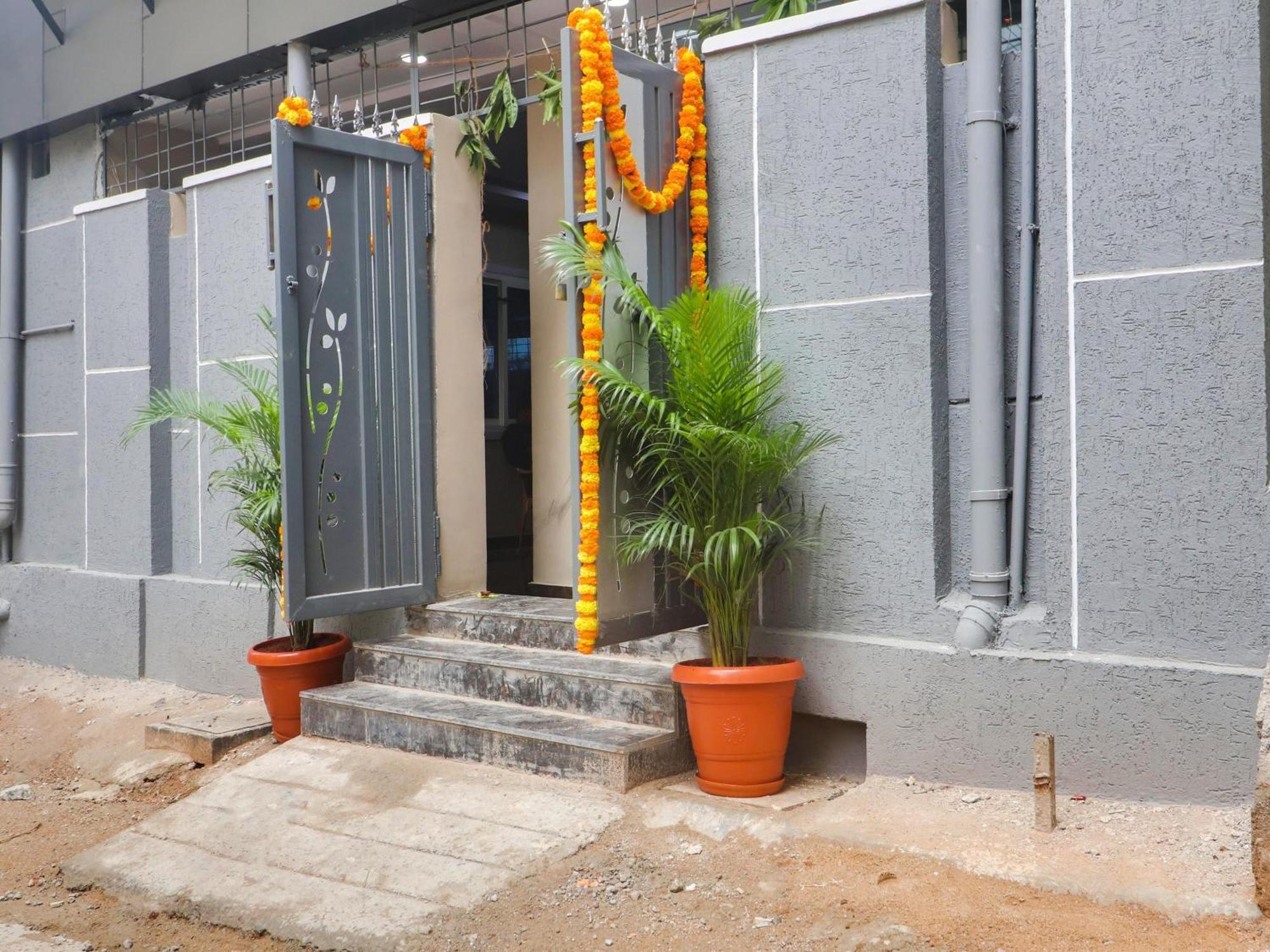 Hotel O Red Stone Hotels Hyderabad Bagian luar foto