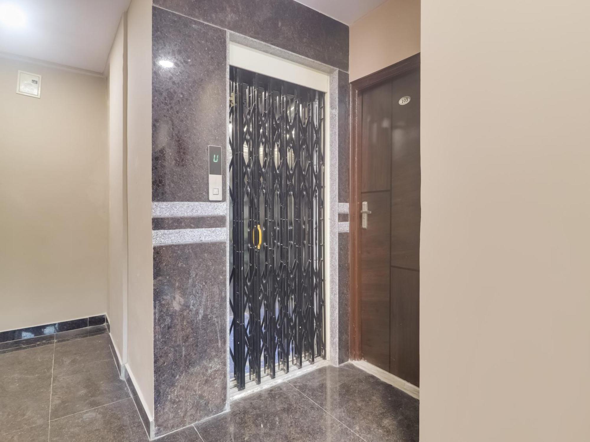 Hotel O Red Stone Hotels Hyderabad Bagian luar foto