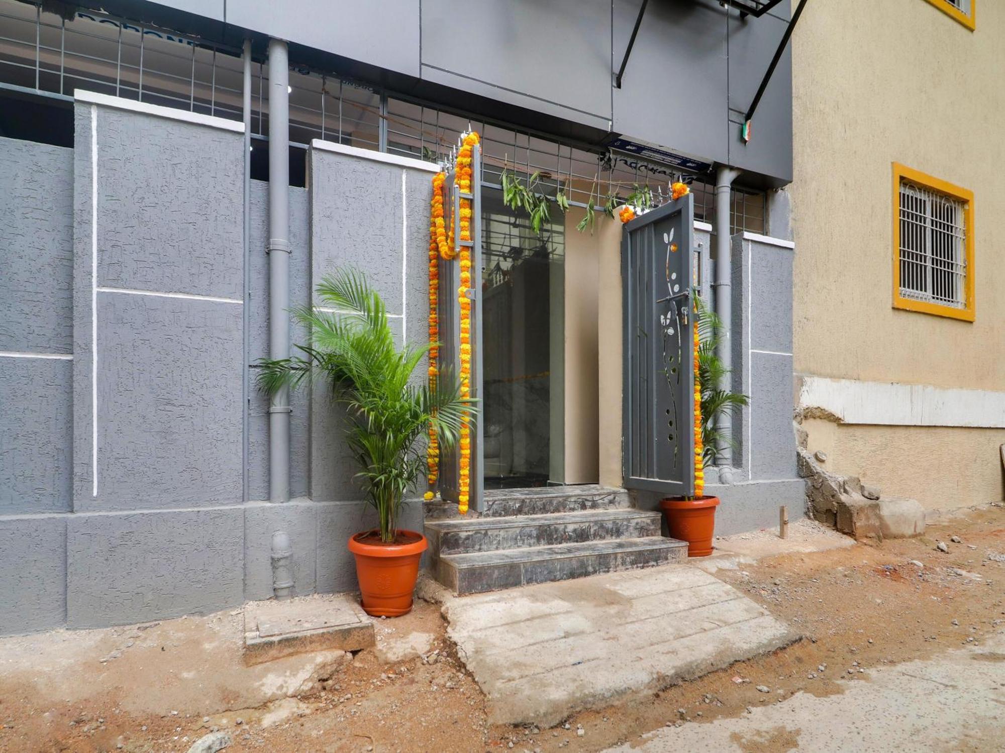 Hotel O Red Stone Hotels Hyderabad Bagian luar foto